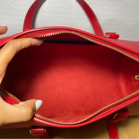 AUTHENTIC Louis Vuitton Epi Soufflot handbag and pouch - Picture 9 of 16